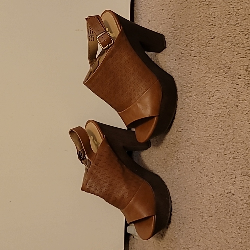 NWOT brown sandals